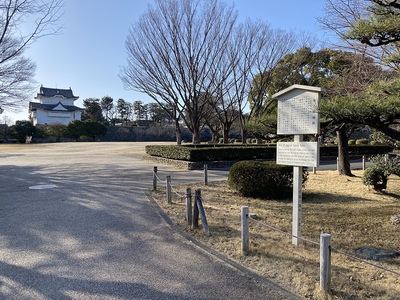 案内板と名古屋城東南櫓