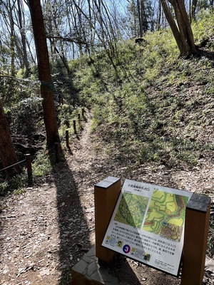 山の神曲輪から小宮曲輪への虎口