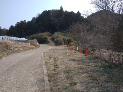 登城口手前の駐車スペース