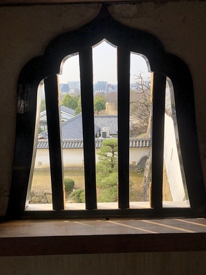 菱の門の中から見た華頭窓