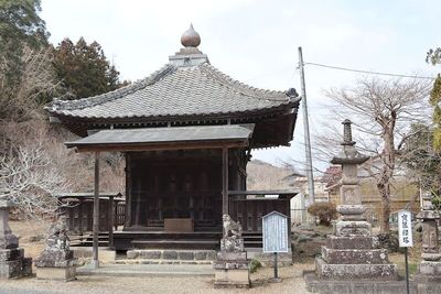 金蔵寺八耳堂（太子堂）と宝篋印塔