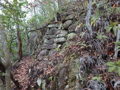 城山山頂付近の石垣