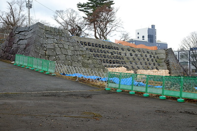 修復中の三の丸石垣