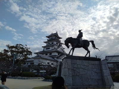 藤堂高虎公騎馬像と天守