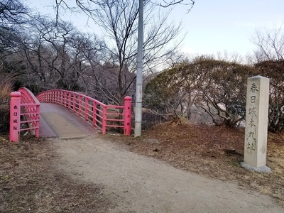 石碑と本丸橋