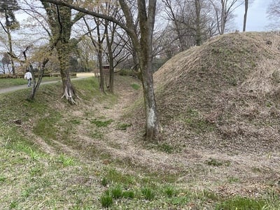 本郭　出枡型土塁と空堀