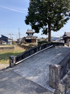 内堀に架かる龍宮橋（本堂と庫裡との間）