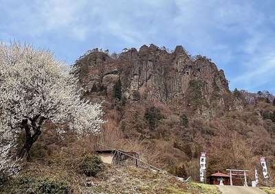 密岩神社より岩櫃山を望む