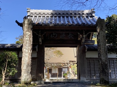 医王寺山門と『勝頼公本陣地』碑