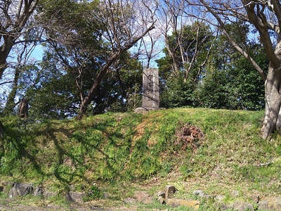 土塁の上に立つ石碑