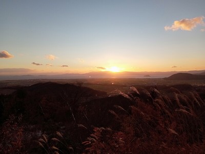 小谷城より、左手に虎御前山城・右手奥に竹生島・右手に山本山城、の景観