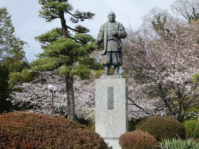 家康の銅像と桜