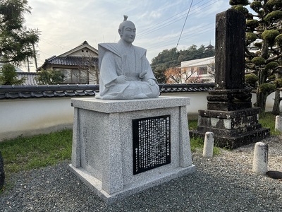 織田信包公像