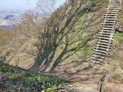 本丸へ登る急傾斜のはしご段