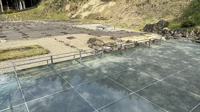 泉殿跡に設置されたガラス床