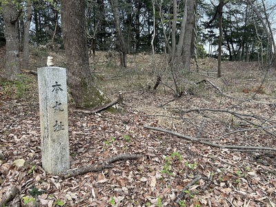 土塁に囲まれた本丸