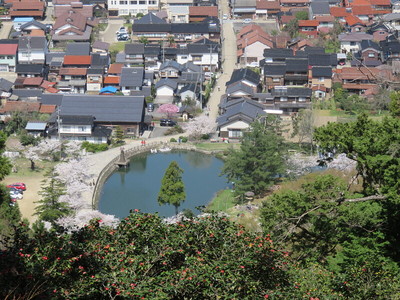 麓の鹿野城跡公園と街並み