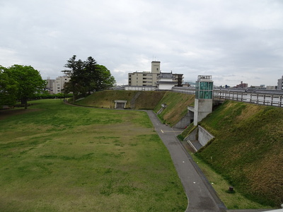 復元された土塁と富士見櫓