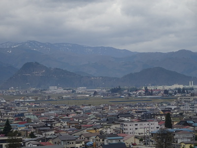 向羽黒山の遠景