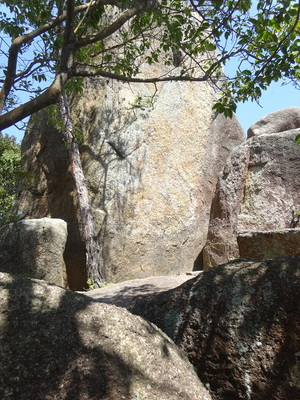 六角氏四つ目結紋のある岩