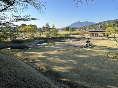 東池と本丸風景