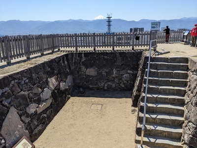 天守台の穴蔵と富士山