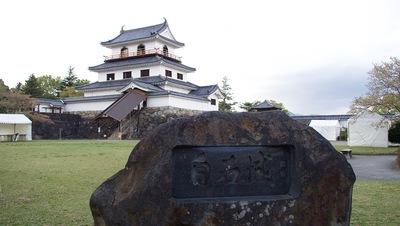 天守と石碑