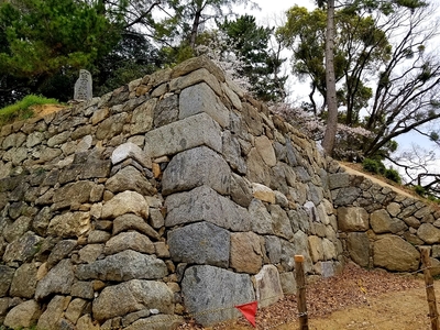 石垣と城址碑