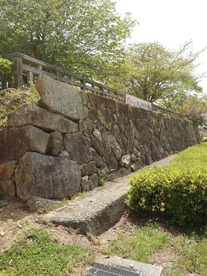 本丸表西側の石垣