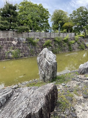 高山右近像と石垣