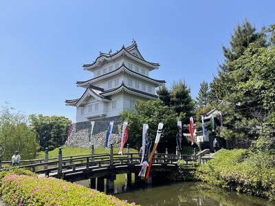 三階櫓と鯉のぼり