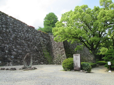 三の丸石垣と愛妻の碑