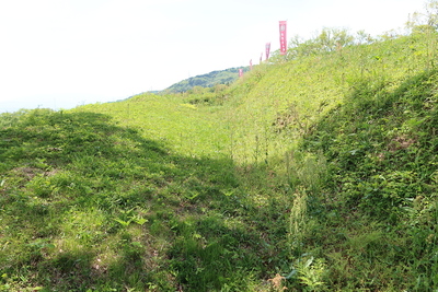 本丸南側の空堀と土塁