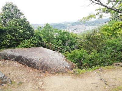 主郭西端の物見岩からの眺望