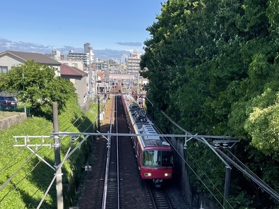 山崎城跡の安泰寺の横を走る名鉄電車