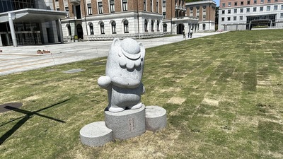 群馬県庁前にあるぐんまちゃんの石像