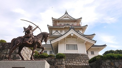 模擬天守(資料館)と千葉常胤公像