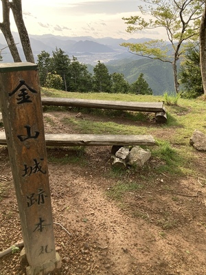 本丸城址碑と遠景