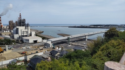 城跡の展望台から熊野川河口を望む