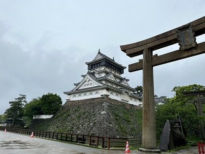 天守と八坂神社鳥居