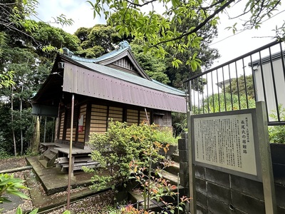 御霊神社と案内看板