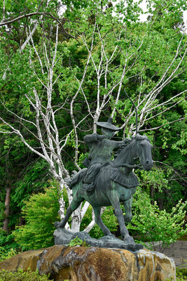 緑に囲まれた金刺盛澄の騎馬像
