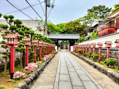 茨木神社参道と移築搦手門
