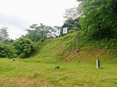 腰曲輪から見た亀山城址大看板