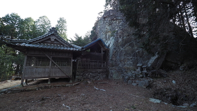刈安神社と烏帽子岩