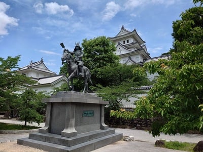 新緑の天守と氏鉄公像