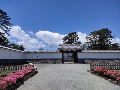 ツツジの赤と馬出門