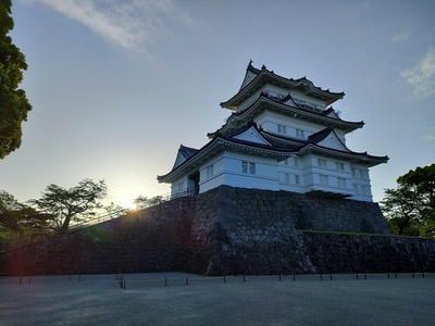 夕日を後ろに小田原城