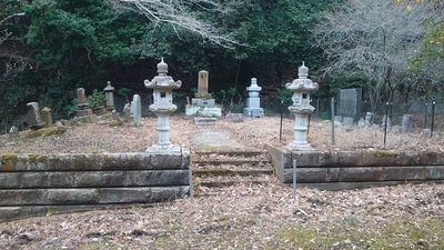 城主万木土岐家の墓
