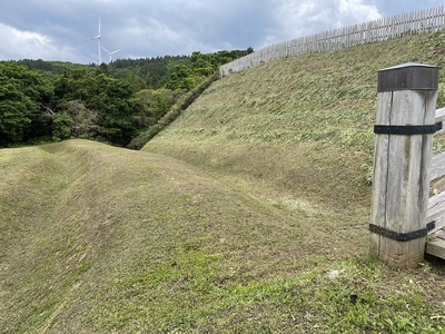 大手門前の空堀と土塁